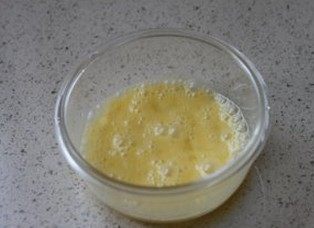 奶油奶酪布丁,全蛋磕入碗中,用筷子打散