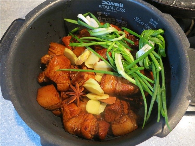快速电锅版东坡肉,将肉放入电饭锅里,加入老<a style='color:red;display:inline-block;' href='/shicai/ 894'>黄酒</a>,放上葱姜调料
