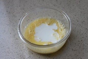 奶油奶酪布丁,将步骤4中的奶油奶酪液体分多次加入蛋液中,并轻轻搅拌