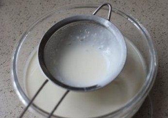 奶油奶酪布丁,混合均匀后,过筛,得到细腻的布丁液