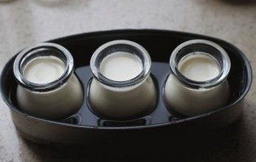 奶油奶酪布丁,将奶瓶放入盛器中,倒入凉水,入150℃预热的烤箱,中层,水浴法烤30~40分钟,取出放凉后冷藏一夜食用