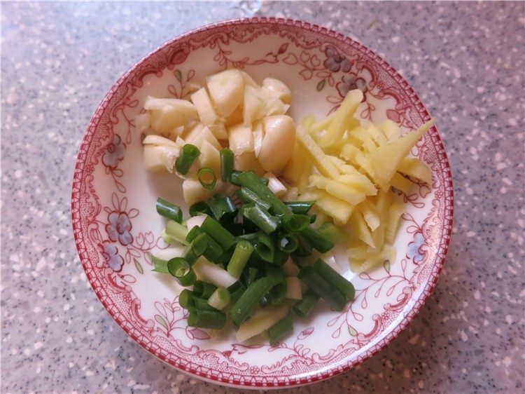 荤素妙搭丝瓜炒虾这样吃好美味,葱蒜切粒,姜切丝