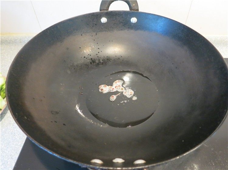荤素妙搭丝瓜炒虾这样吃好美味,炒锅烧热放油,先丢几粒<a style='color:red;display:inline-block;' href='/shicai/ 700'>花椒</a>爆香