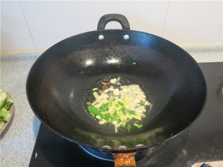 荤素妙搭丝瓜炒虾这样吃好美味,再将葱姜蒜放入爆香
