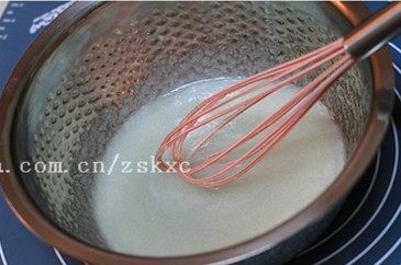 花形小桃酥,食用油110克,加入细砂糖90克,搅拌均匀
