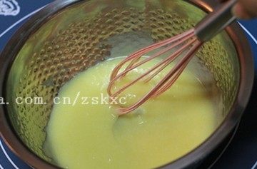 花形小桃酥,再加入一只中等大小个头的<a style='color:red;display:inline-block;' href='/shicai/ 9'>鸡蛋</a>,无需打发,只要混合均匀即可,此时混合液成浓稠沙拉酱状