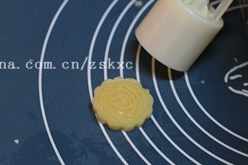 花形小桃酥,用月饼模或饼干模压制成饼状(如果没有月饼模,就直接用手压扁成大小、厚薄一致的小圆饼。)