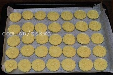 花形小桃酥,将饼干用刮刀或卡片转移到铺有烘焙纸的烤盘上,用手可能会破坏饼干的形状