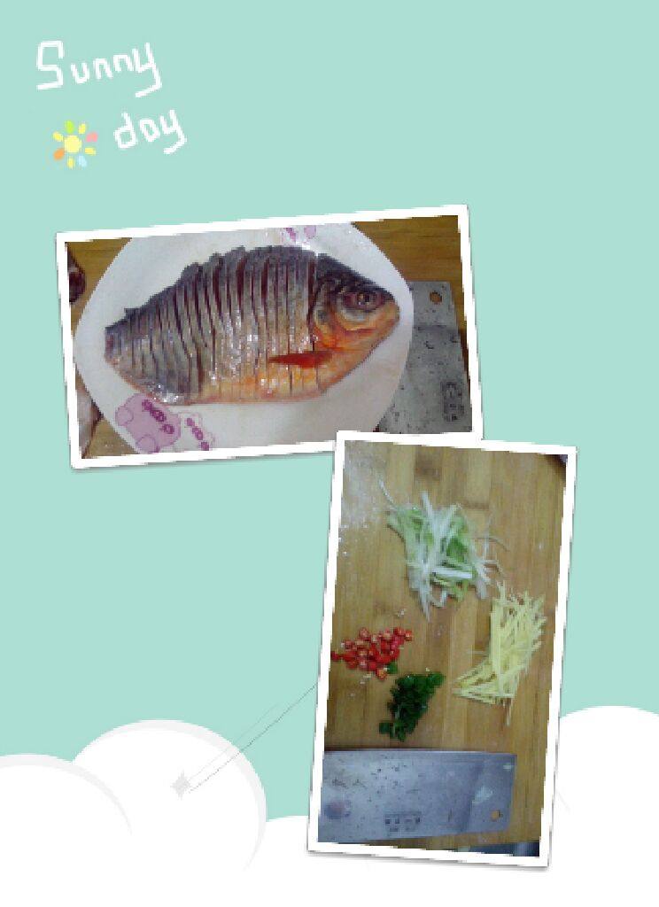 孔雀开屏鱼,切好的鱼加盐，<a style='color:red;display:inline-block;' href='/shicai/ 13417'>酒</a>淹15分钟入味，姜切丝，<a style='color:red;display:inline-block;' href='/shicai/ 212331'>指天椒</a>切辣椒圈，葱白用刀拍扁切丝，青葱切花（如图）