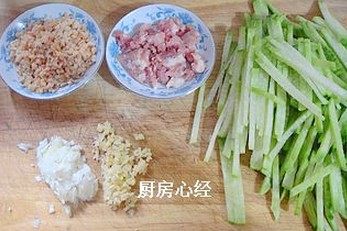 油炸青萝卜丸子,<a style='color:red;display:inline-block;' href='/shicai/ 1694'>海米</a>；肉末均剁碎，葱姜切末；<a style='color:red;display:inline-block;' href='/shicai/ 27'>青萝卜</a>切成3-5毫米粗丝