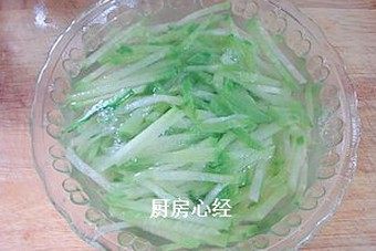 油炸青萝卜丸子,青萝卜焯水1分钟后,捞出过凉水