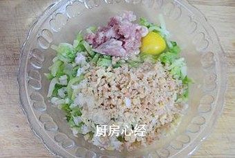 油炸青萝卜丸子,将萝卜用纱布挤干水分后,放入容器中加入全部食材,调入盐10克;<a style='color:red;display:inline-block;' href='/shicai/ 756'>鸡精</a>5克;淀粉20克抓匀备用