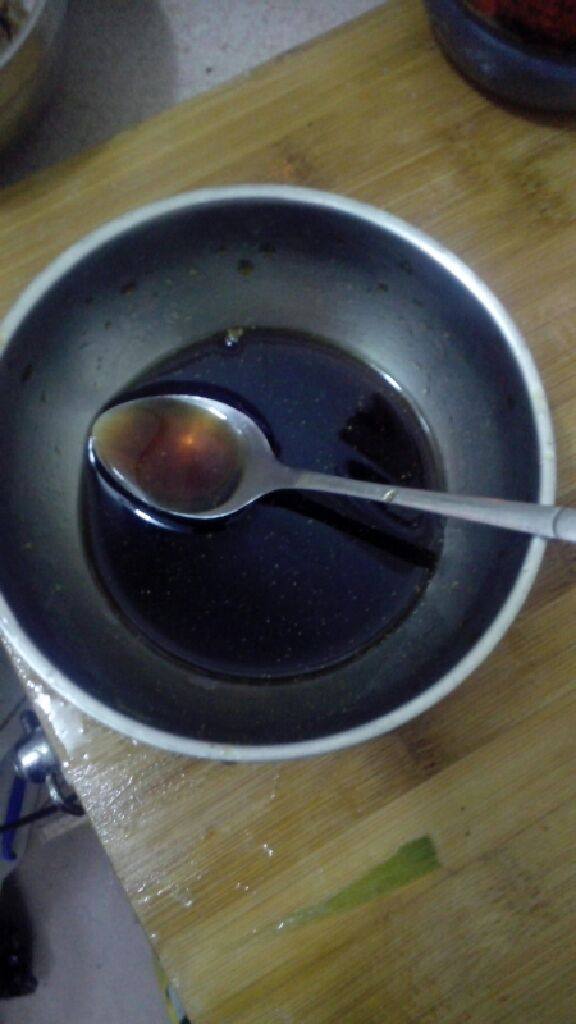 孔雀开屏鱼,在蒸鱼的时候，我们就来调配料：一点点盐，生抽，<a style='color:red;display:inline-block;' href='/shicai/ 3729'>白糖</a>，醋加入碗内，用匙羹搅拌至<a style='color:red;display:inline-block;' href='/shicai/ 3729'>白糖</a>融化。