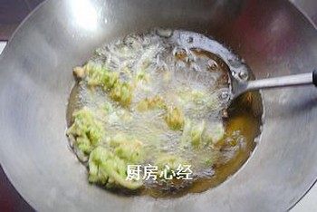 油炸青萝卜丸子,将丸子提前做好,码入盘中备用,锅中放宽油,烧至7成热有轻烟时关火,放入丸子就不会炸糊