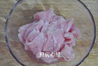 肉片炒虾,<a style='color:red;display:inline-block;' href='/shicai/ 5301'>肉片</a>上浆（盐；料酒；清水；淀粉）