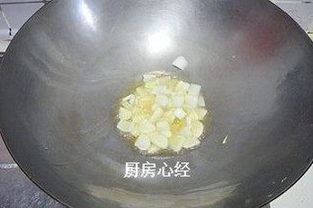 肉片炒虾,锅中放油，爆香葱姜蒜