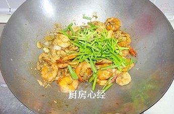 肉片炒虾,倒入所有食材后炒匀，调入<a style='color:red;display:inline-block;' href='/shicai/ 1696'>虾酱</a>15克；料酒10克；白<a style='color:red;display:inline-block;' href='/shicai/ 10588'>糖</a>5克；<a style='color:red;display:inline-block;' href='/shicai/ 692'>酱油</a>5克炒匀
最后倒入韭菜炒熟出锅