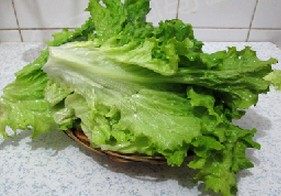 香烤五花肉,把<a style='color:red;display:inline-block;' href='/shicai/ 121'>生菜</a>摘洗干净后沥干水分
