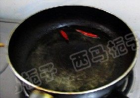 香烤五花肉,煎锅注入少量的油，下入<a style='color:red;display:inline-block;' href='/shicai/ 62'>辣椒</a>