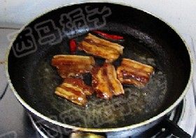 香烤五花肉,下入腌制好的五花肉片同辣椒一起煎制