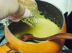 咖啡冻蛋糕卷,泡软的吉利丁片挤一下水份,加到步骤4的咖啡奶糊中,搅拌至吉利丁片融化