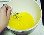咖啡冻蛋糕卷,全蛋和鸡蛋加砂糖,略微拌合一下,座入热水中,加热至鸡蛋糊温度为36℃,即和体温基本相同离开热源