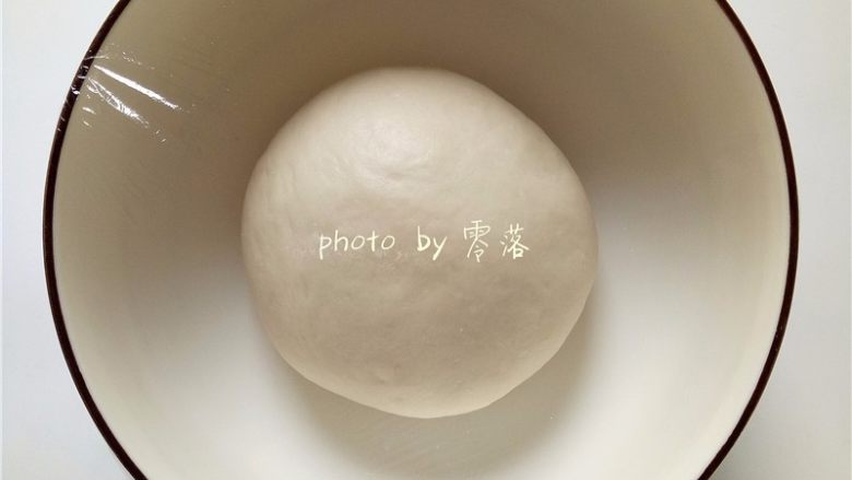 虾仁披萨,揉好的面团,覆盖上保鲜膜,放在温暖湿润处发酵至两倍大;