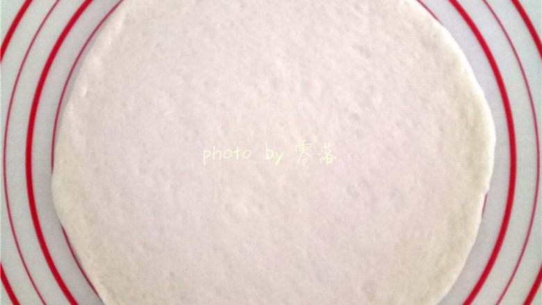 虾仁披萨,将面团分成两份:两份面团的比例为2:1;其中一份面团为厚底披萨,一份面团为薄底披萨;将两份面团均擀成9寸圆形披萨胚;