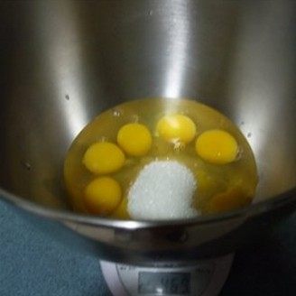 法式脆皮蛋糕,把鸡蛋放在容器里,一次性加入砂糖