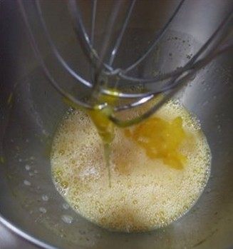 法式脆皮蛋糕,用中速打发鸡蛋,把砂糖打发融化