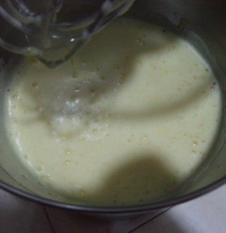 法式脆皮蛋糕,用中速继续打发3分钟,加入蜂蜜