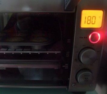 法式脆皮蛋糕,把蛋糕模放在烤箱中层,180°C烤10分钟