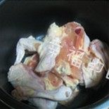 鸡丝香菇粥,将整只鸡洗干净,去掉鸡屁股和鸡头,切下鸡翅、鸡腿、鸡脖子,将鸡身一分为二,将它们一起放入电压力锅中。
