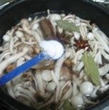 鸡丝香菇粥,放入桂皮一个、八角一颗、适量料酒及清水,再放入一勺盐