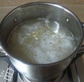 鸡丝香菇粥,将泡好的大米沥水,然后将熬好的鸡汤倒入,煮开后转小火熬