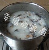 鸡丝香菇粥,待粥大约熬制1小时左右,看一下粥的状态,米很软,粥很粘稠了,然后放入香菇和木耳,还有之前汤里的蟹味菇和海鲜菇。