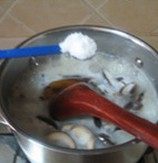 鸡丝香菇粥,放入适量的香油和盐,再熬煮15分钟左右