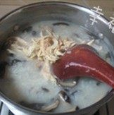 鸡丝香菇粥,将火关掉,将鸡丝放入搅拌均匀,表面撒些香葱即可
