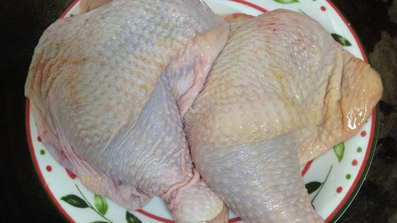 蜜汁叉烧烤鸡腿,鸡边腿洗净,放入盘中