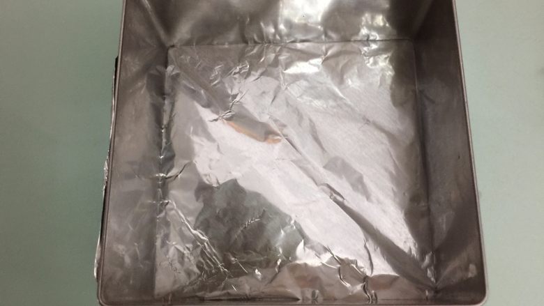 树莓慕斯,慕斯圈用锡纸包好,我的是6寸三能慕斯圈