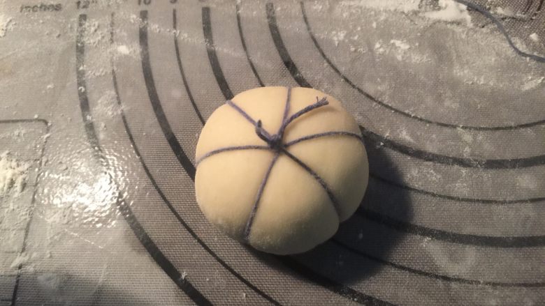 南瓜形豆沙包,像包包子一样包好后,用粗棉线把它捆起来,我捆的都是6等份