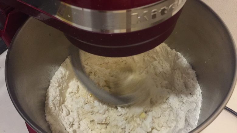 黑椒鸡肉汉堡,将面包的所有原料放入厨师机桶内,先低速后2档