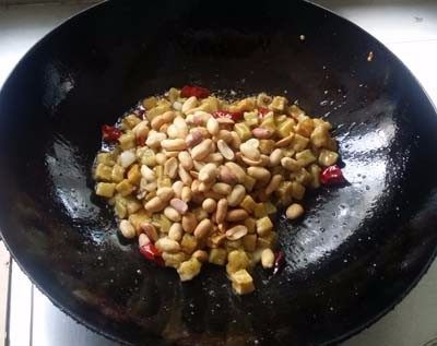 宫保茄子,放入茄丁、花生米,倒入调味汁翻炒均匀