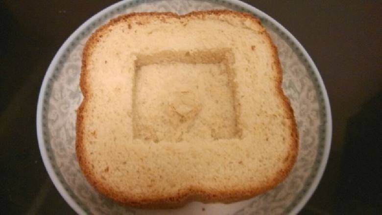 煎蛋培根吐司面包（KT）,将土司面包中间切出方型的区域，把中间的面包都掏空。