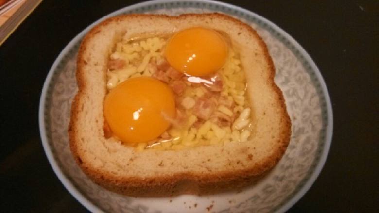 煎蛋培根吐司面包（KT）,将<a style='color:red;display:inline-block;' href='/shicai/ 884'>奶酪</a>，<a style='color:red;display:inline-block;' href='/shicai/ 443'>培根</a>，平铺在面包中间，再放上两个<a style='color:red;display:inline-block;' href='/shicai/ 9'>鸡蛋</a>。放入烤箱200度烤20分钟。