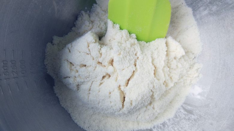 抹茶仙人掌马卡龙,杏仁粉与糖粉拌匀过筛(混合物为tpt)。杏仁粉不要单独过筛,会出油。用马卡龙专用杏仁粉会提高成功率。
