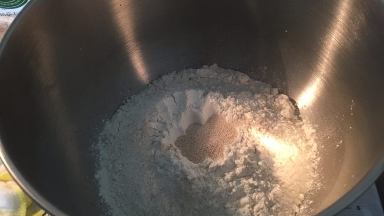 麦穗面包,将除黄油外的所有面团材料放入厨师机中,按照先放入液体再放入粉类,启动机器开始和面