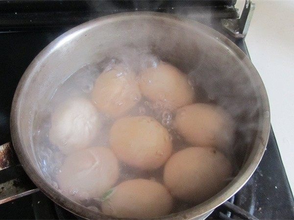 卤鸡蛋,将水煮开再煮上两、三分钟;