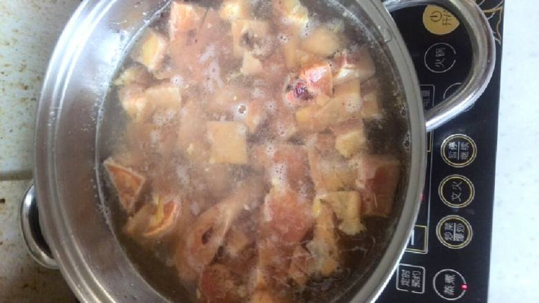 咖喱鸡,鸡腿下水焯,最好凉水下肉不易老,就当洗肉了。