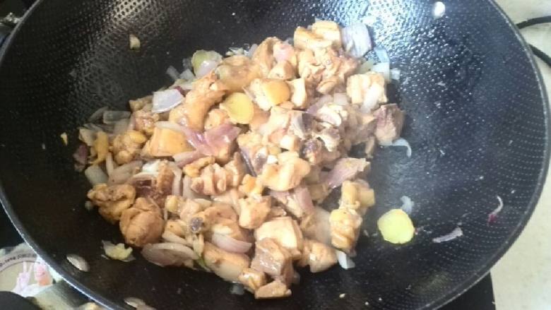 咖喱鸡,煸出洋葱油后下腌制好的鸡腿,煸炒7--10分后加水。